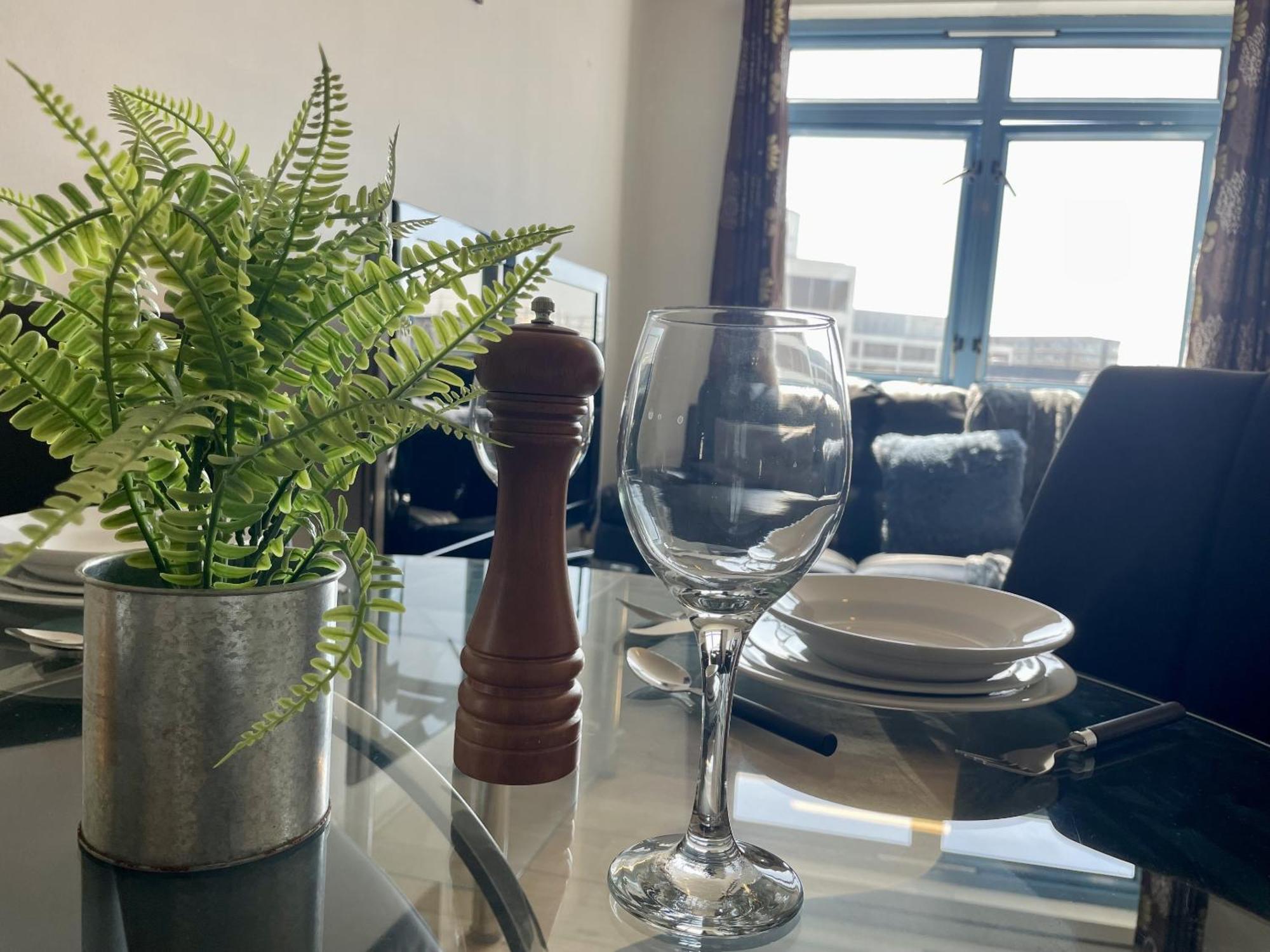 Hk Life Serviced Apartment , City Centre Свіндон Екстер'єр фото